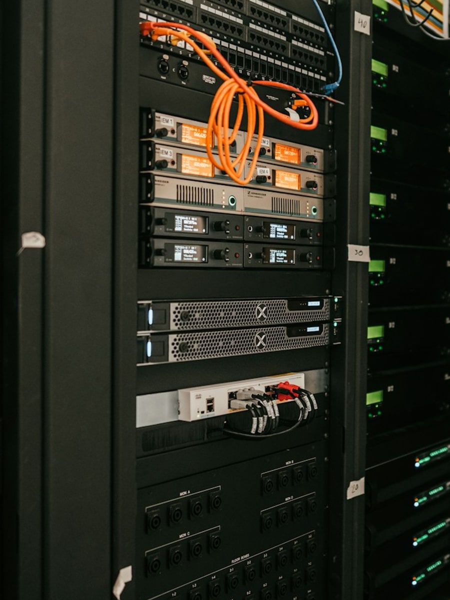 Armadio rack server professionale in produzione: switch ethernet, server enterprise, patch panel e cavi colorati Armadio rack server professionale in produzione: switch ethernet, server enterprise, patch panel e cavi colorati